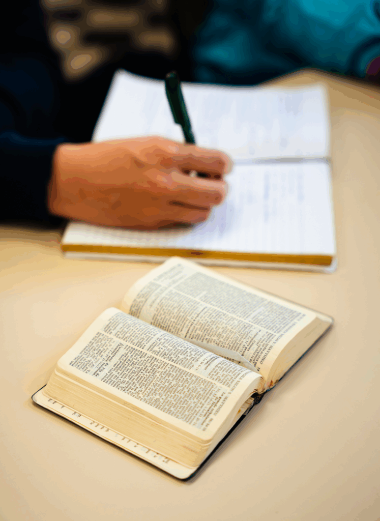 Etudiant de l'ICT étudiant la théologie