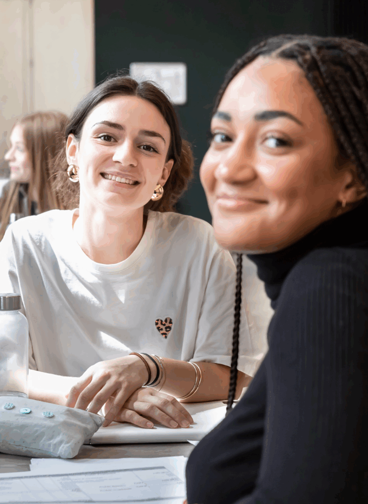 Deux étudiantes de l'ICT