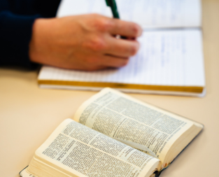Témoignages sur le baccalauréat canonique en théologie à Radio Présence